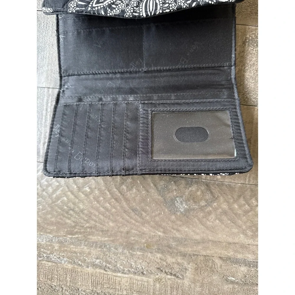 Vera Bradley Blanco Bouquet Pattern‎ Bi Fold Wallet